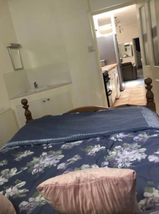 Tenby, 100m To Beach, Parking Apartment